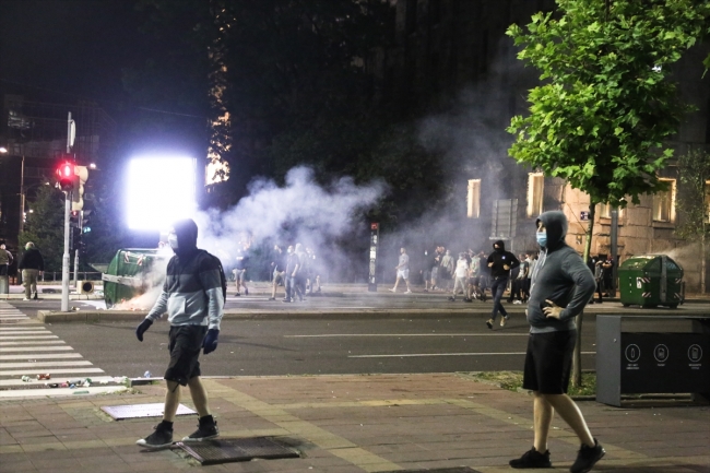 Sırbistan'da hükümetin yeni COVID-19 tedbirleri protesto edildi